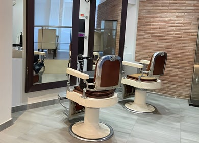 Elegante silla de peluquería en Studio De Belleza Virginia Falcao, Cambrils, Catalunya, ES.