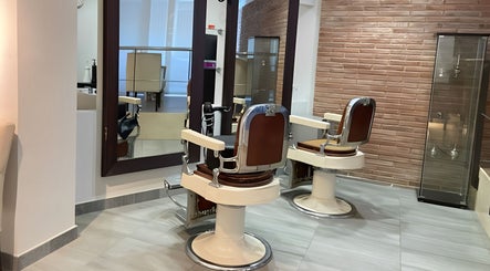 Elegante silla de peluquería en Studio De Belleza Virginia Falcao, Cambrils, Catalunya, ES.