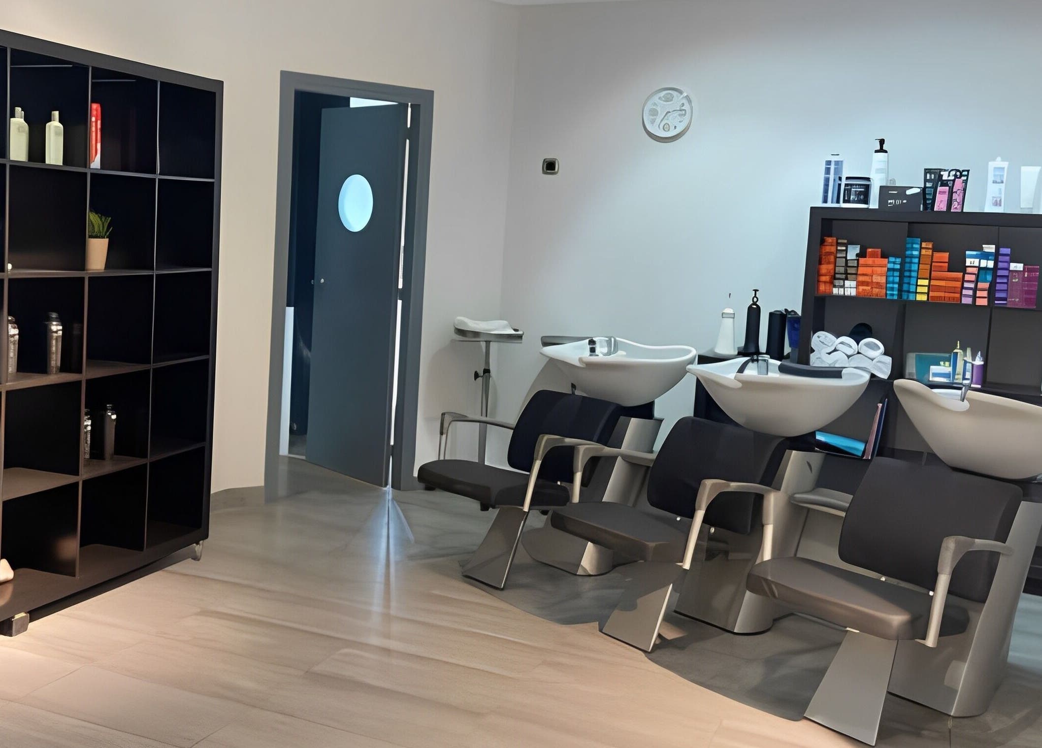 Interior elegante de Studio De Belleza Virginia Falcao en Cambrils, Catalunya, ES con estaciones de lavado de cabello.