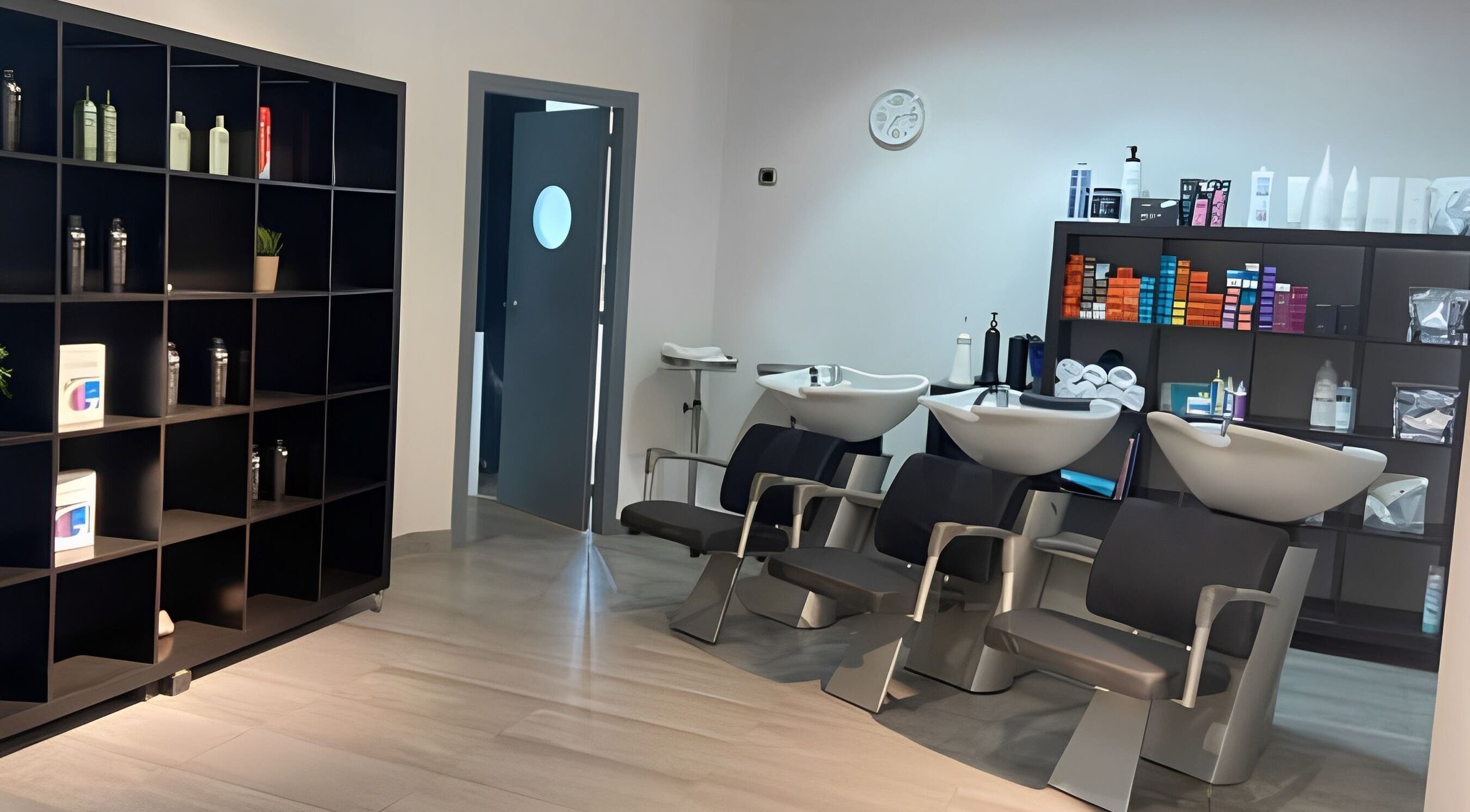 Interior elegante de Studio De Belleza Virginia Falcao en Cambrils, Catalunya, ES con estaciones de lavado de cabello.