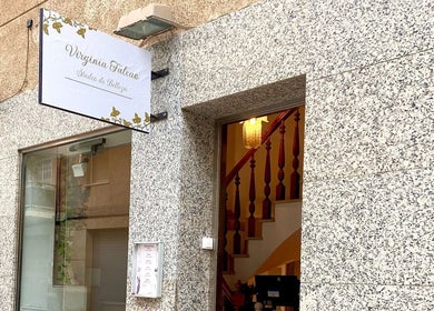 Entrada de Studio De Belleza Virginia Falcao en Cambrils, Catalunya, ES, con cartel visible.