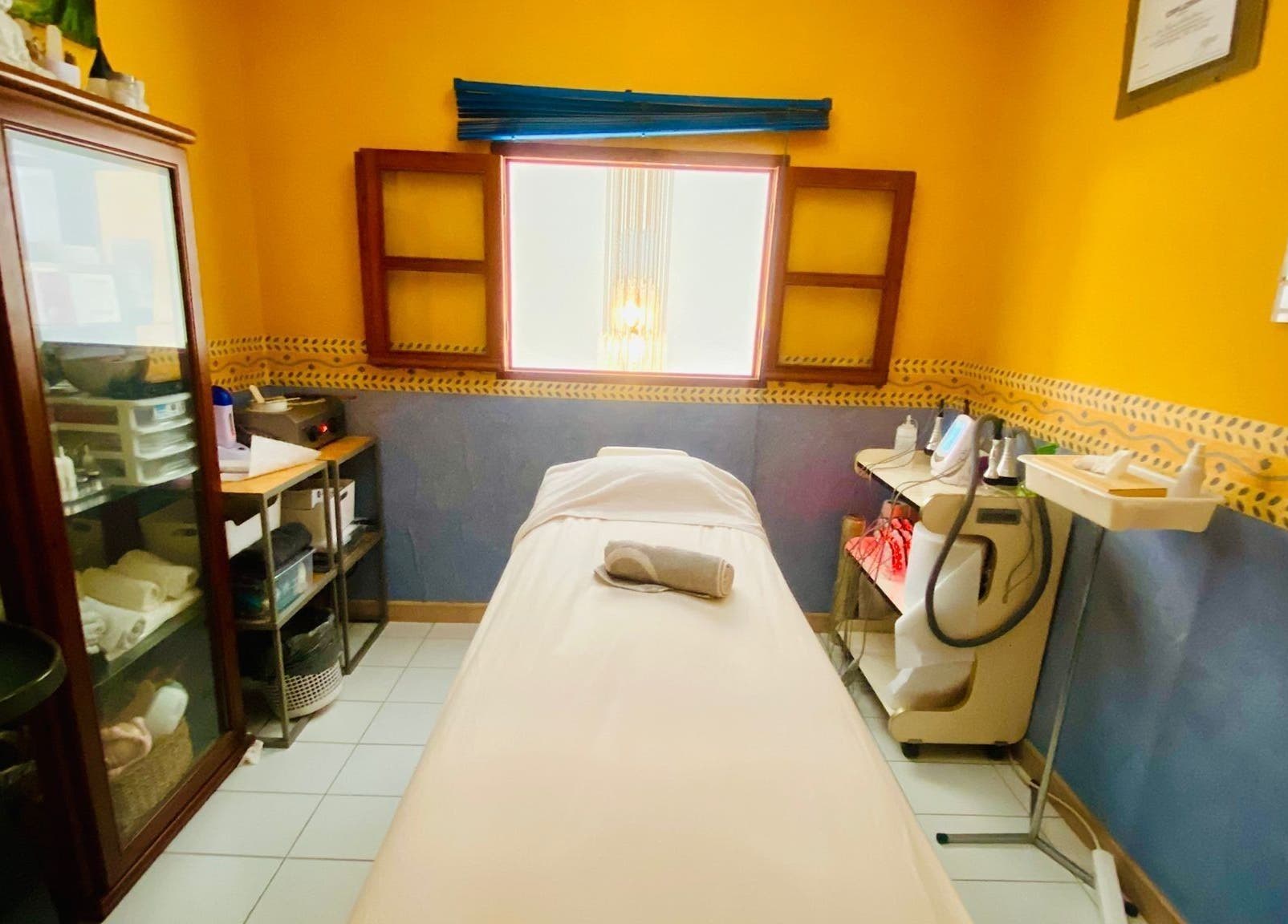 Sala de tratamiento en Studio De Belleza Virginia Falcao, Cambrils, Catalunya, ES, con decoración acogedora.