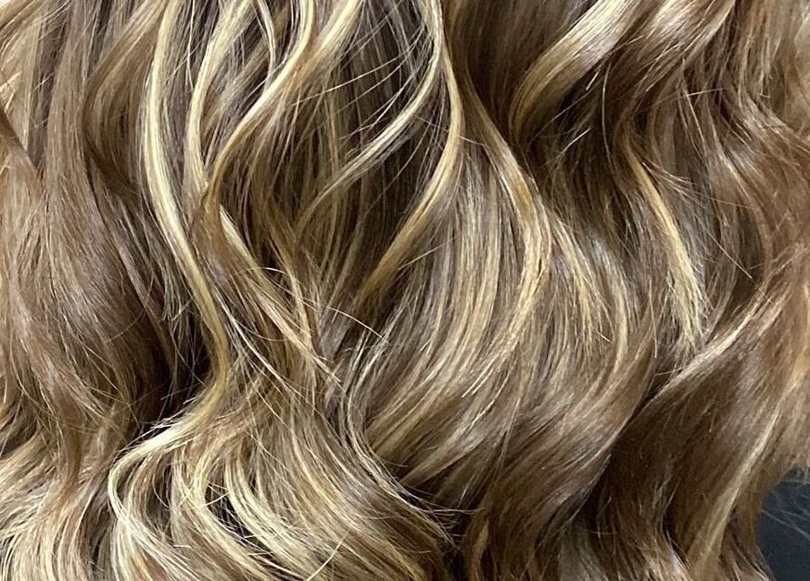 Hermosas ondas doradas en Studio De Belleza Virginia Falcao, Cambrils, Catalunya, ES.
