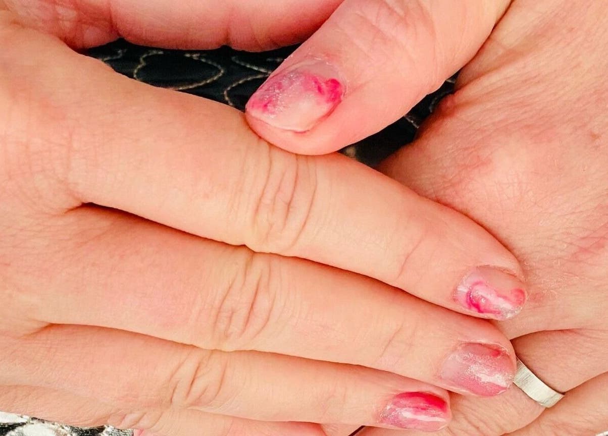 Manos con esmalte rosa en Studio De Belleza Virginia Falcao, Cambrils, Catalunya, ES.