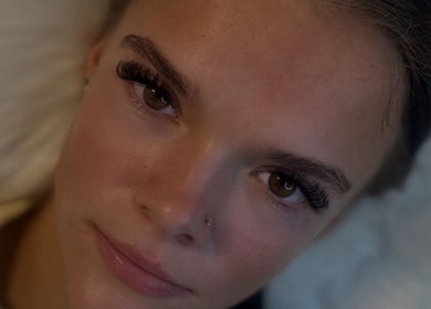 Close-up of eyelash extensions at Maisy’sBeautyBarn, Headcorn, England, GB.