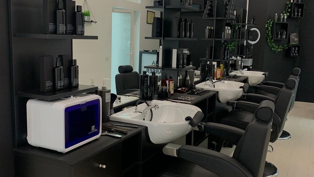 Interno elegante del CAMPANA BARBER STUDIO ad Andria, Puglia, IT con stazioni di lavoro moderne.