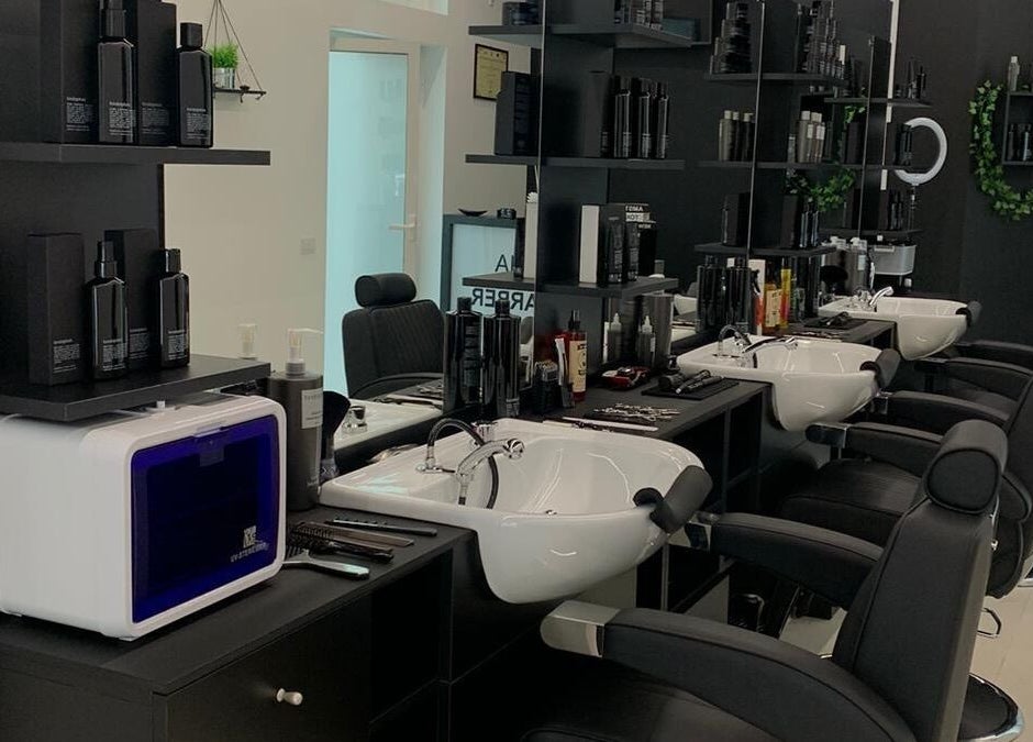 Interno elegante del CAMPANA BARBER STUDIO ad Andria, Puglia, IT con stazioni di lavoro moderne.