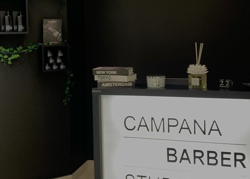 Interni eleganti di CAMPANA BARBER STUDIO, Andria, Puglia, IT, con decorazioni moderne.