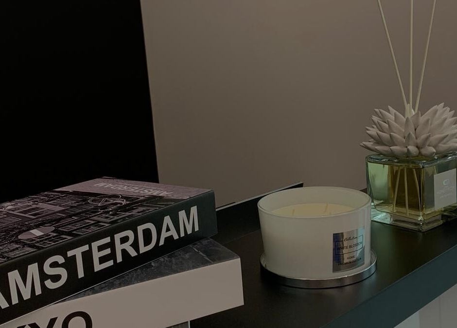 Decorazione di interni al CAMPANA BARBER STUDIO, Andria, Puglia, IT con libri e candele profumate.