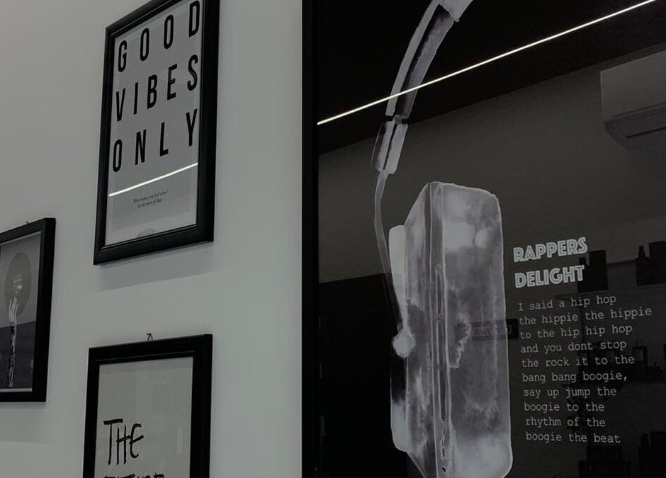 Decorazioni murali uniche presso CAMPANA BARBER STUDIO, Andria, Puglia, IT, che ispirano positività e stile.