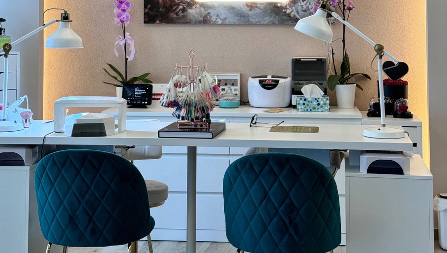 Κομψός χώρος νυχιών στο Sophistique Beauty Bar, Κιλκίς, GR με πολυτελή καθίσματα και εξοπλισμό.