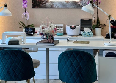 Κομψός χώρος νυχιών στο Sophistique Beauty Bar, Κιλκίς, GR με πολυτελή καθίσματα και εξοπλισμό.