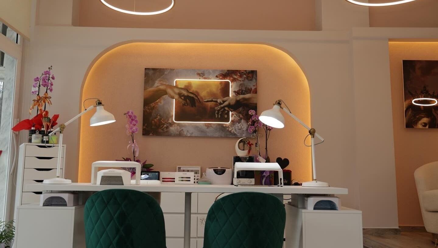 Κομψός χώρος μανικιούρ στο Sophistique Beauty Bar, Κιλκίς, GR με καλλιτεχνική διακόσμηση και απαλά φωτιστικά.