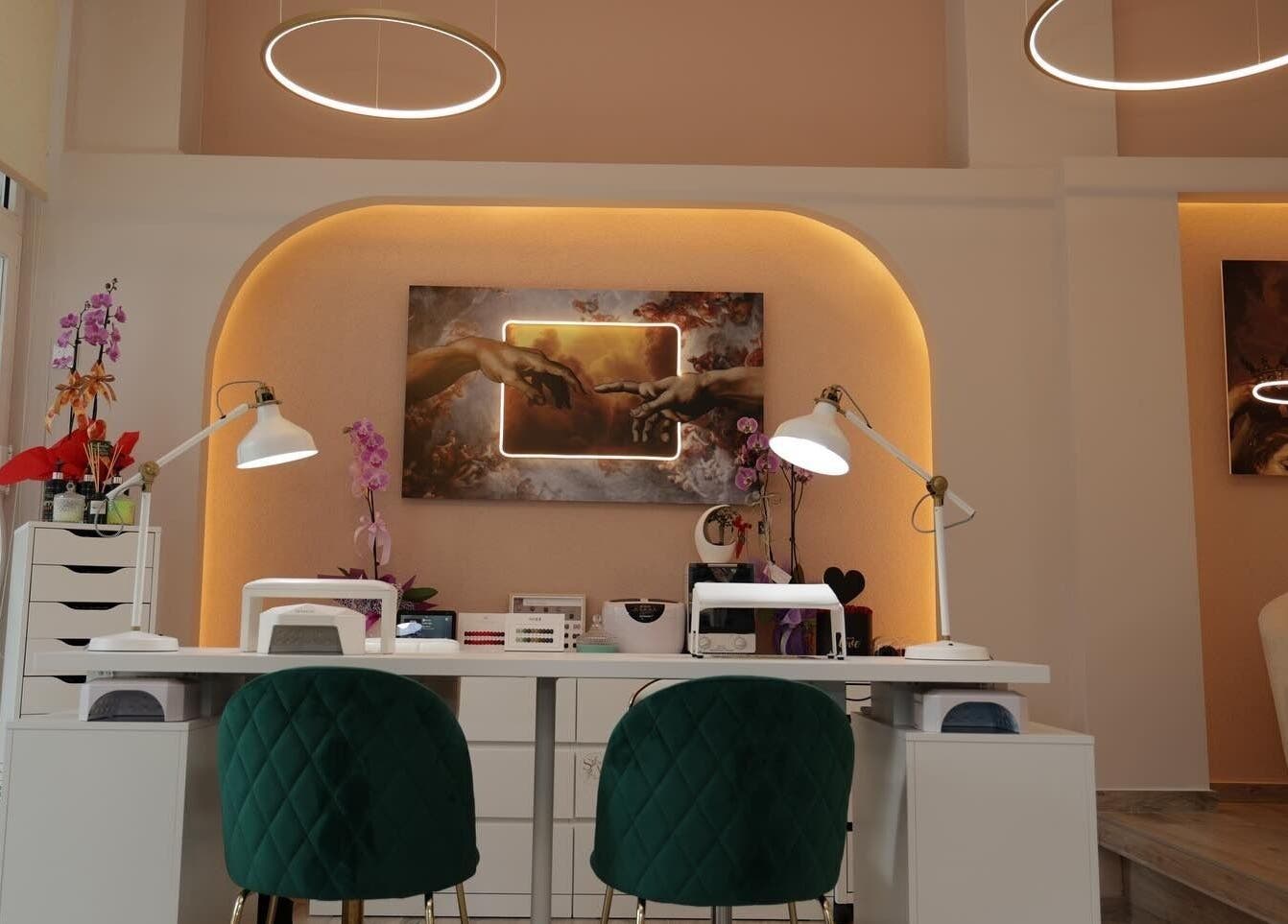 Κομψός χώρος μανικιούρ στο Sophistique Beauty Bar, Κιλκίς, GR με καλλιτεχνική διακόσμηση και απαλά φωτιστικά.