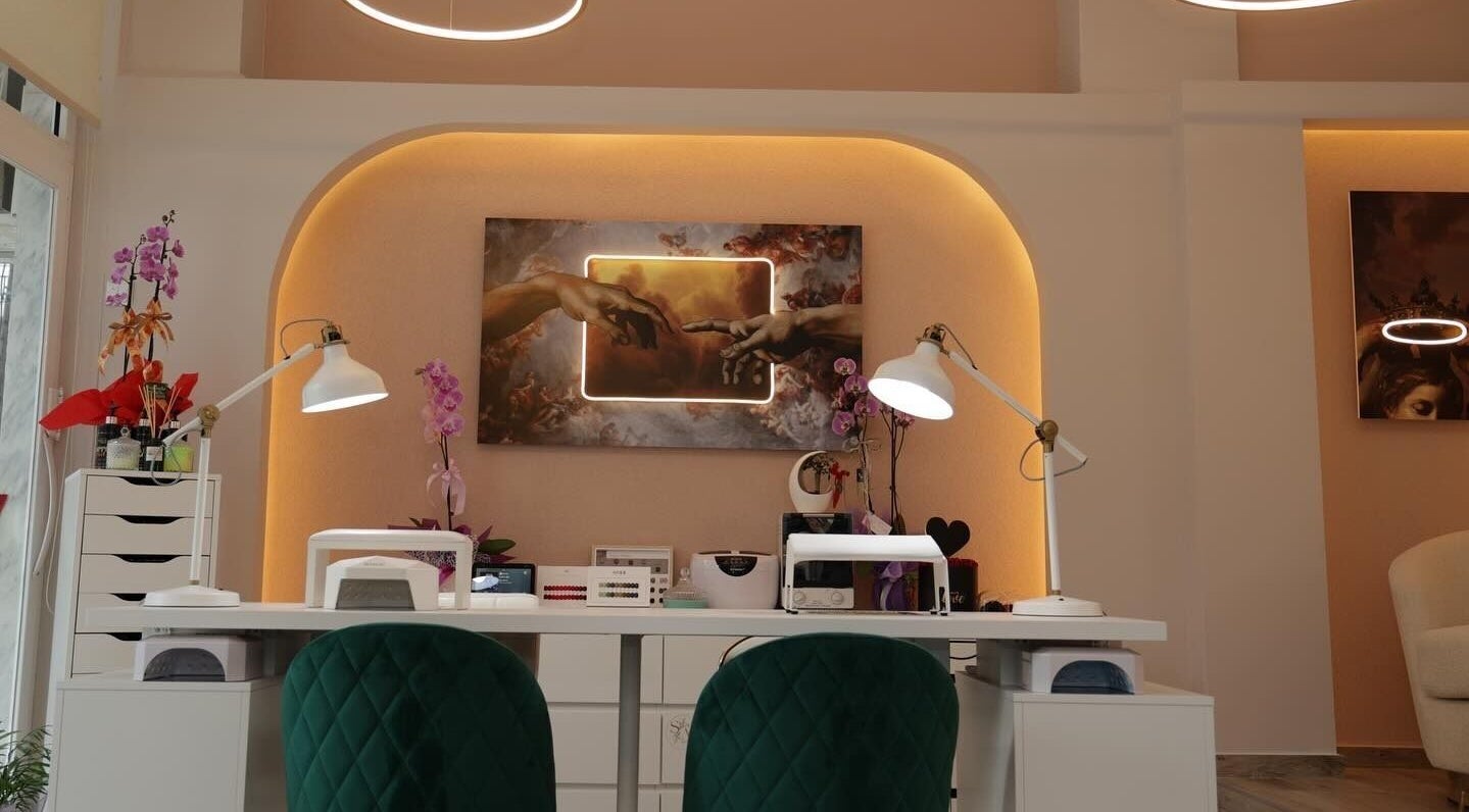 Κομψός χώρος μανικιούρ στο Sophistique Beauty Bar, Κιλκίς, GR με καλλιτεχνική διακόσμηση και απαλά φωτιστικά.