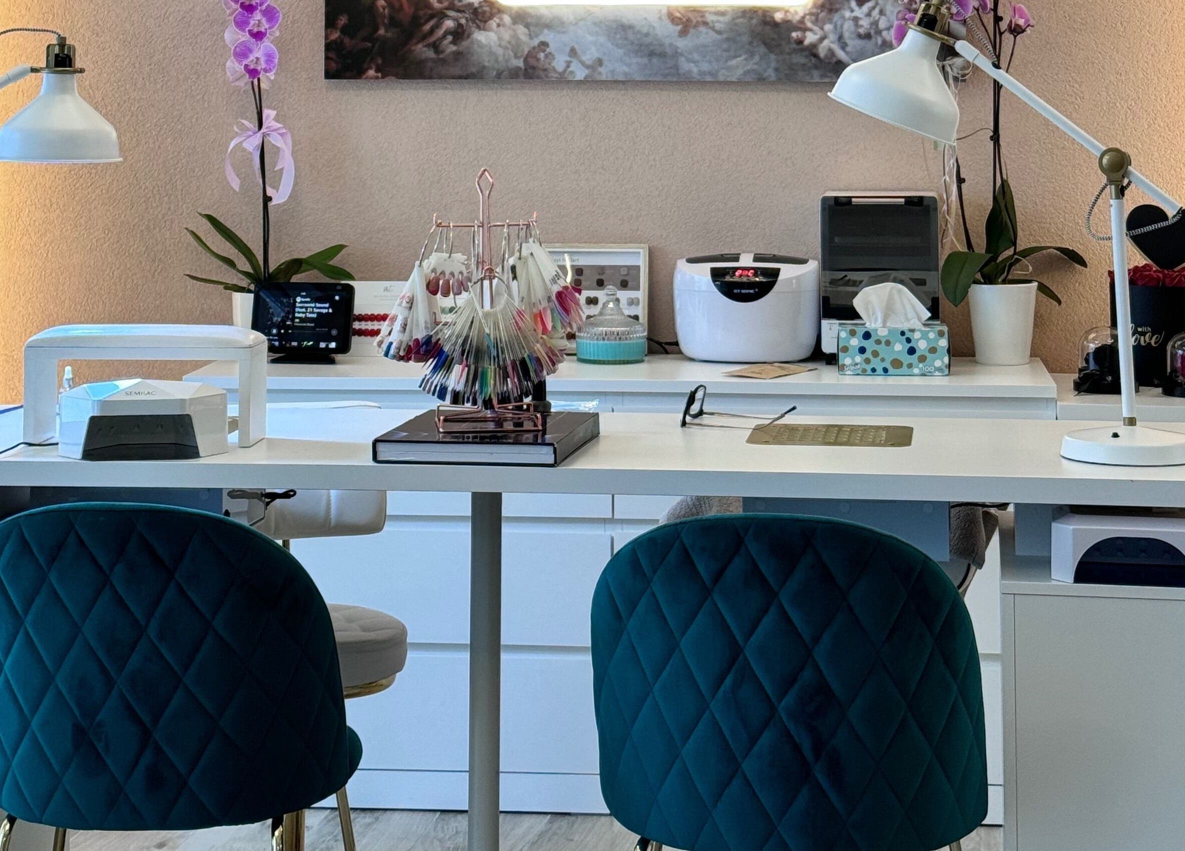 Κομψός χώρος νυχιών στο Sophistique Beauty Bar, Κιλκίς, GR, προσφέρει υπηρεσίες μανικιούρ με πολυτελείς καρέκλες.