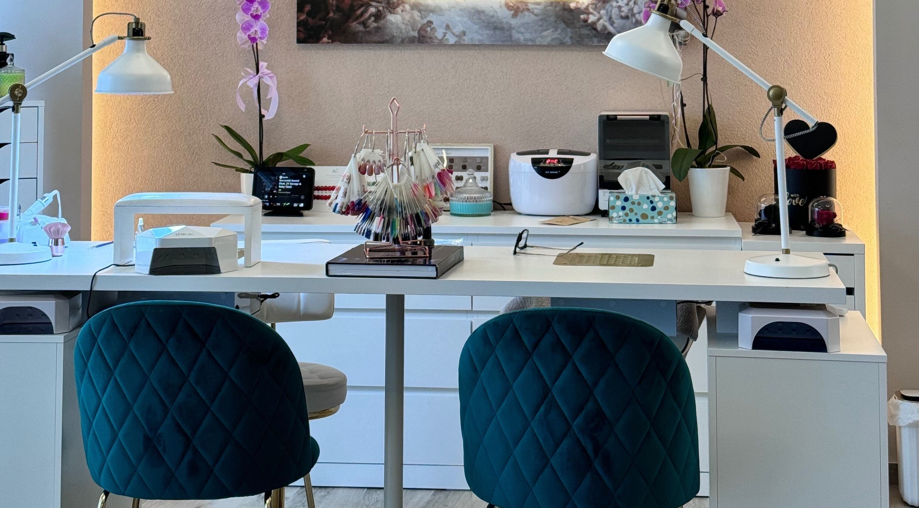 Κομψός χώρος νυχιών στο Sophistique Beauty Bar, Κιλκίς, GR, προσφέρει υπηρεσίες μανικιούρ με πολυτελείς καρέκλες.