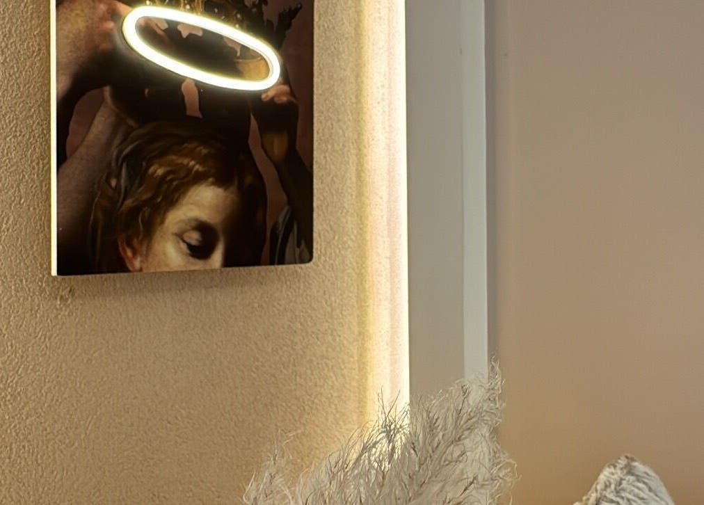 Πίνακας με φωτοστέφανο στο Sophistique Beauty Bar, Κιλκίς, GR σε ζεστό φωτισμό.