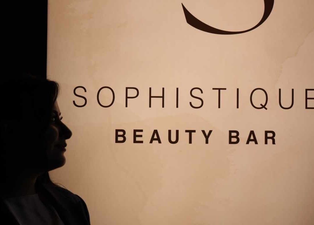 Πινακίδα του Sophistique Beauty Bar στην Κιλκίς, GR, με σιλουέτα πελάτη.