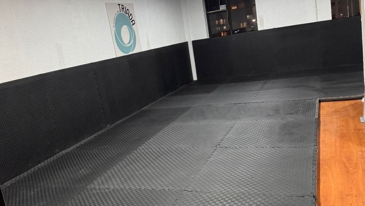 Amplio tatami de entrenamiento en Triada Jiu Jitsu, Ñuñoa, Región Metropolitana, CL