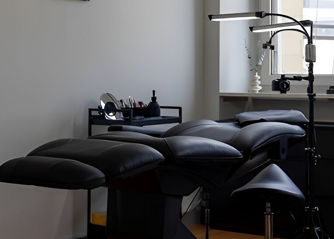 Moderner Behandlungsraum bei Amaire Aesthetics GmbH in Zürich, Zürich, CH mit stilvoller Ausstattung.