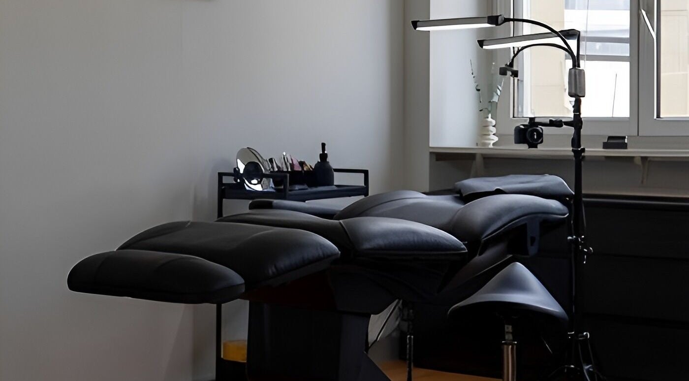 Moderner Behandlungsraum bei Amaire Aesthetics GmbH in Zürich, Zürich, CH mit stilvoller Ausstattung.