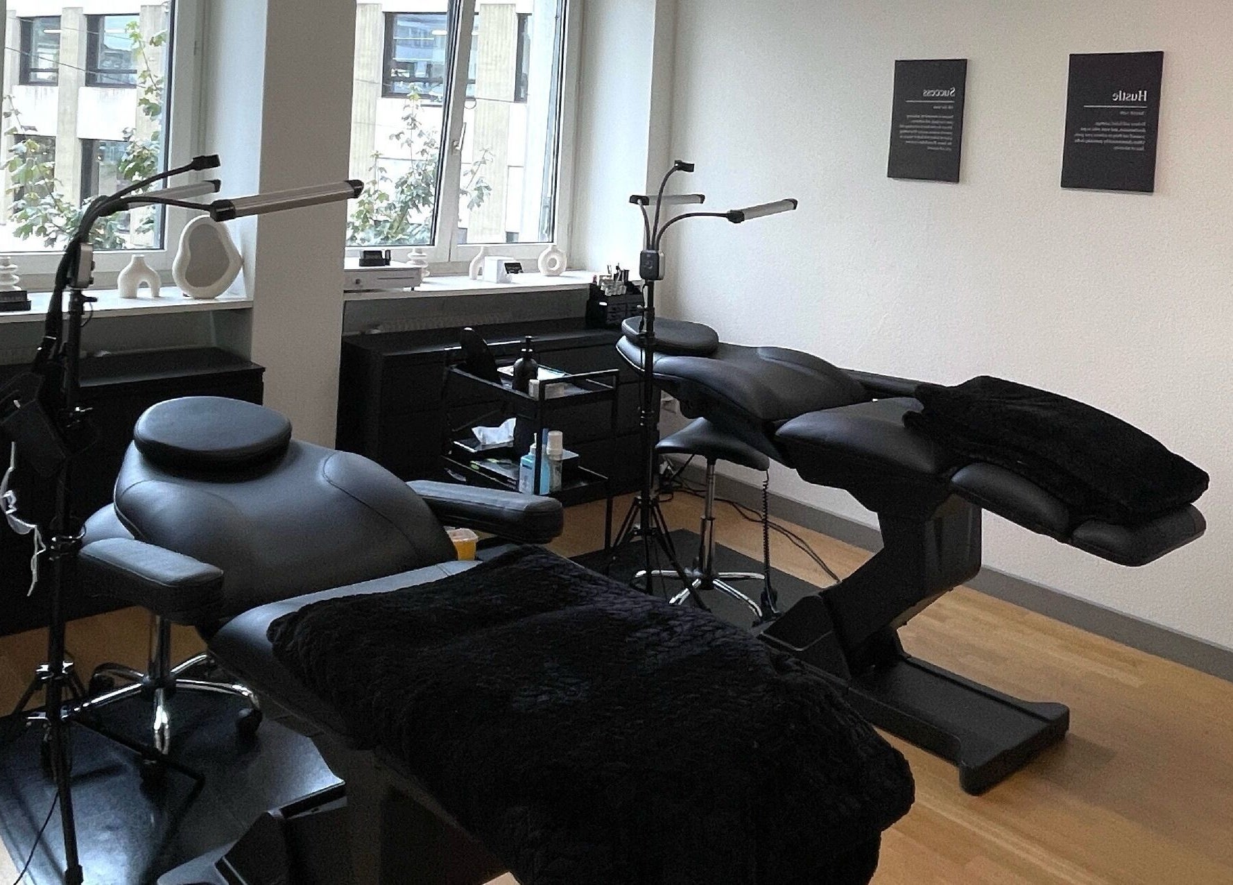 Innenraum bei Amaire Aesthetics GmbH, Zürich, Zürich, CH. Stilvolle Behandlungsliegen und moderne Ausstattung.