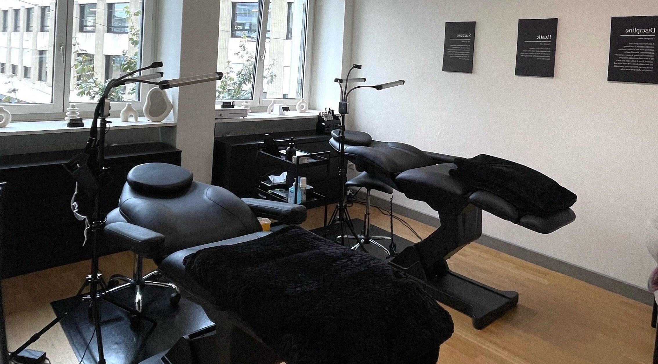 Innenraum bei Amaire Aesthetics GmbH, Zürich, Zürich, CH. Stilvolle Behandlungsliegen und moderne Ausstattung.