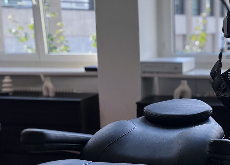 Bequemes Behandlungssofa bei Amaire Aesthetics GmbH in Zürich, Zürich, CH, ideal für Entspannungssitzungen.