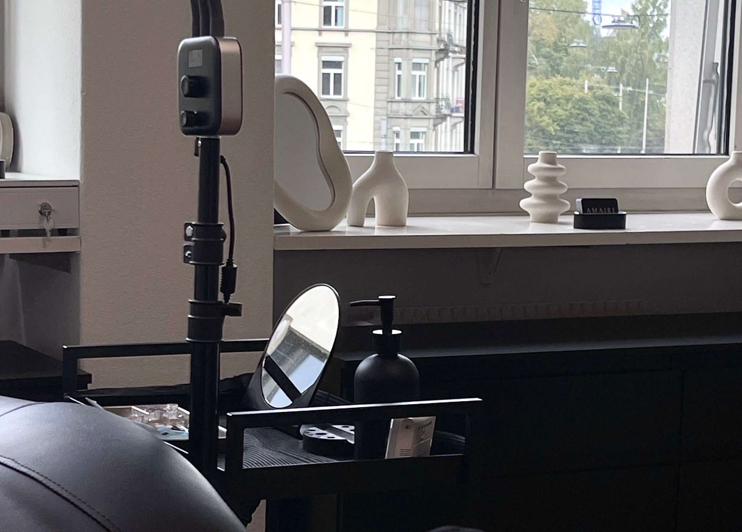 Elegante Einrichtung bei Amaire Aesthetics GmbH, Zürich, Zürich, CH, mit stilvollen Details und Pflegeprodukten.
