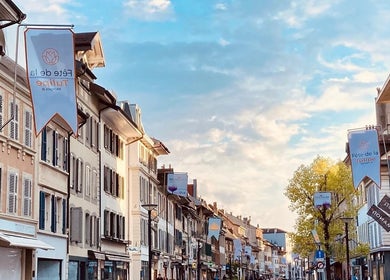 Charmante rue de Morges, Vaud, CH, proche de MTC Eglantine, sous un ciel bleu vif.