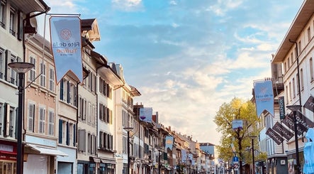 Charmante rue de Morges, Vaud, CH, proche de MTC Eglantine, sous un ciel bleu vif.