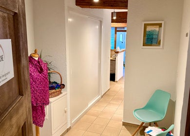 Entrée accueillante de MTC Eglantine à Morges, Vaud, CH, avec décoration chaleureuse et moderne.
