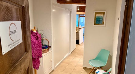 Entrée accueillante de MTC Eglantine à Morges, Vaud, CH, avec décoration chaleureuse et moderne.