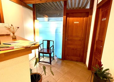 Entrée chaleureuse du MTC Eglantine à Morges, Vaud, CH avec plantes et mobilier bois.