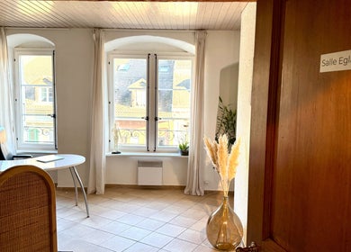 Salle lumineuse au MTC Eglantine, Morges, Vaud, CH, offrant un cadre élégant avec des fenêtres et une décoration moderne.