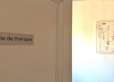 Salle de thérapie à MTC Eglantine, Morges, Vaud, CH, avec panneau anatomique sur le mur.