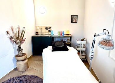 Salle de soin zen à MTC Eglantine, Morges, Vaud, CH, avec table et déco minimaliste.
