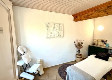 Salle de thérapie chic à MTC Eglantine, Morges, Vaud, CH avec fauteuil de massage et décor apaisant.