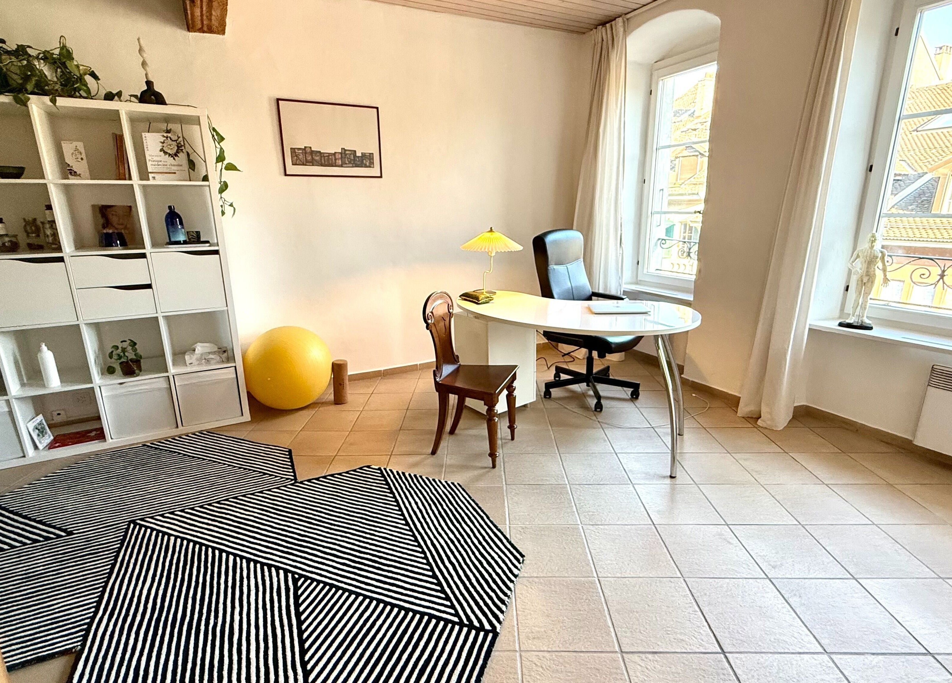 Bureau lumineux à MTC Eglantine - Médecine chinoise & santé intégrative à Morges, Vaud, CH.