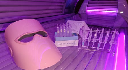 LED mask and hyaluronic serum at Eclipse Tanning Studio, Launceston (Anglia), Cornwall, GB.