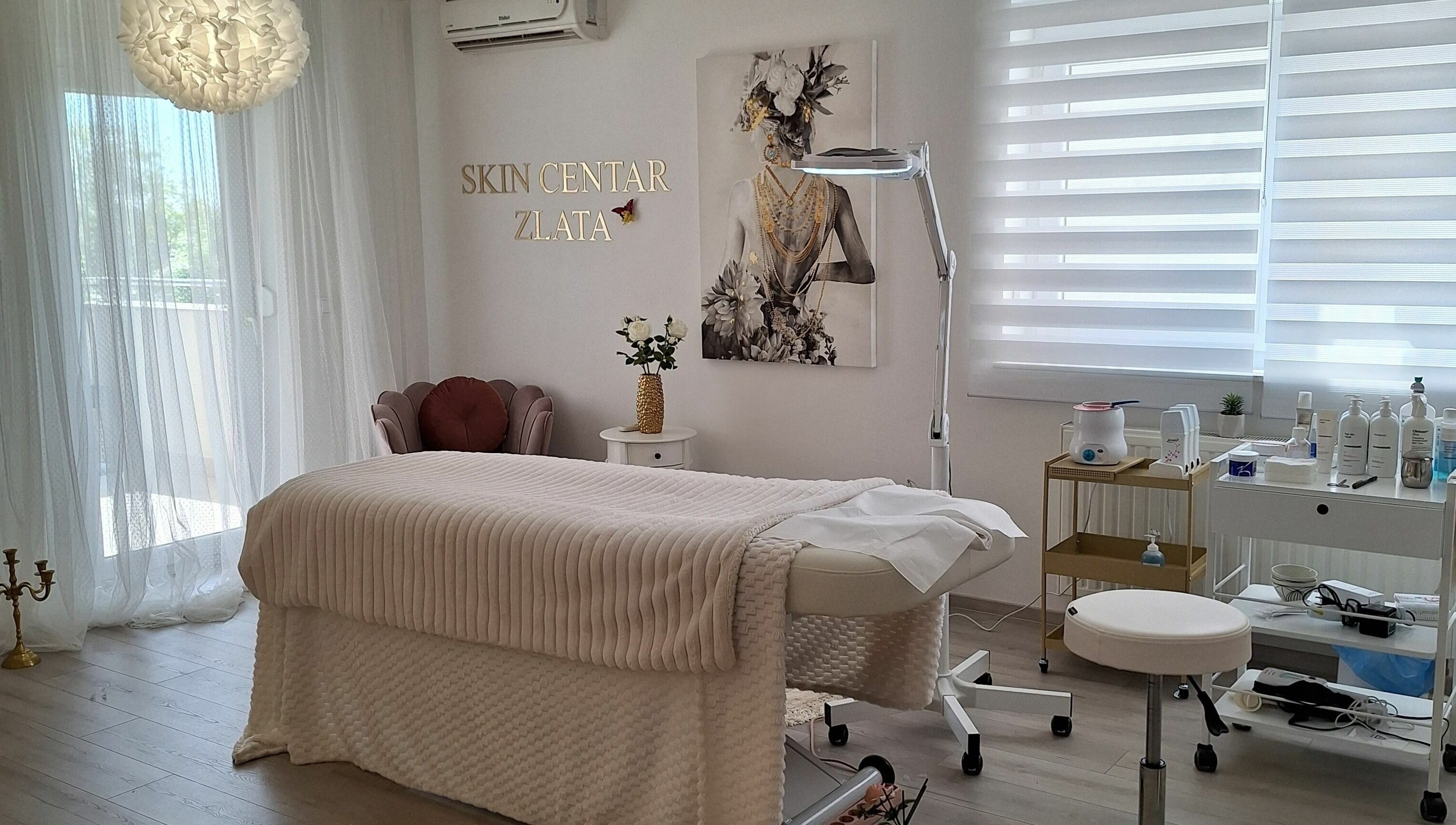 Luksuzni prostor Skin Centra Zlata u Zagrebu s udobnim krevetom za tretmane za opuštanje.