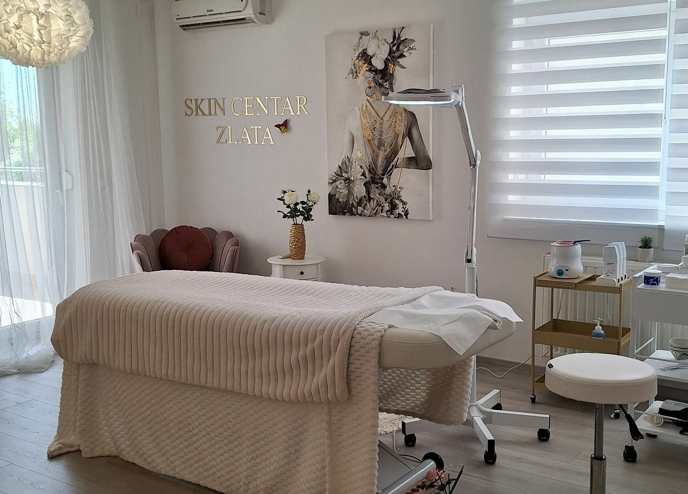Luksuzni prostor Skin Centra Zlata u Zagrebu s udobnim krevetom za tretmane za opuštanje.