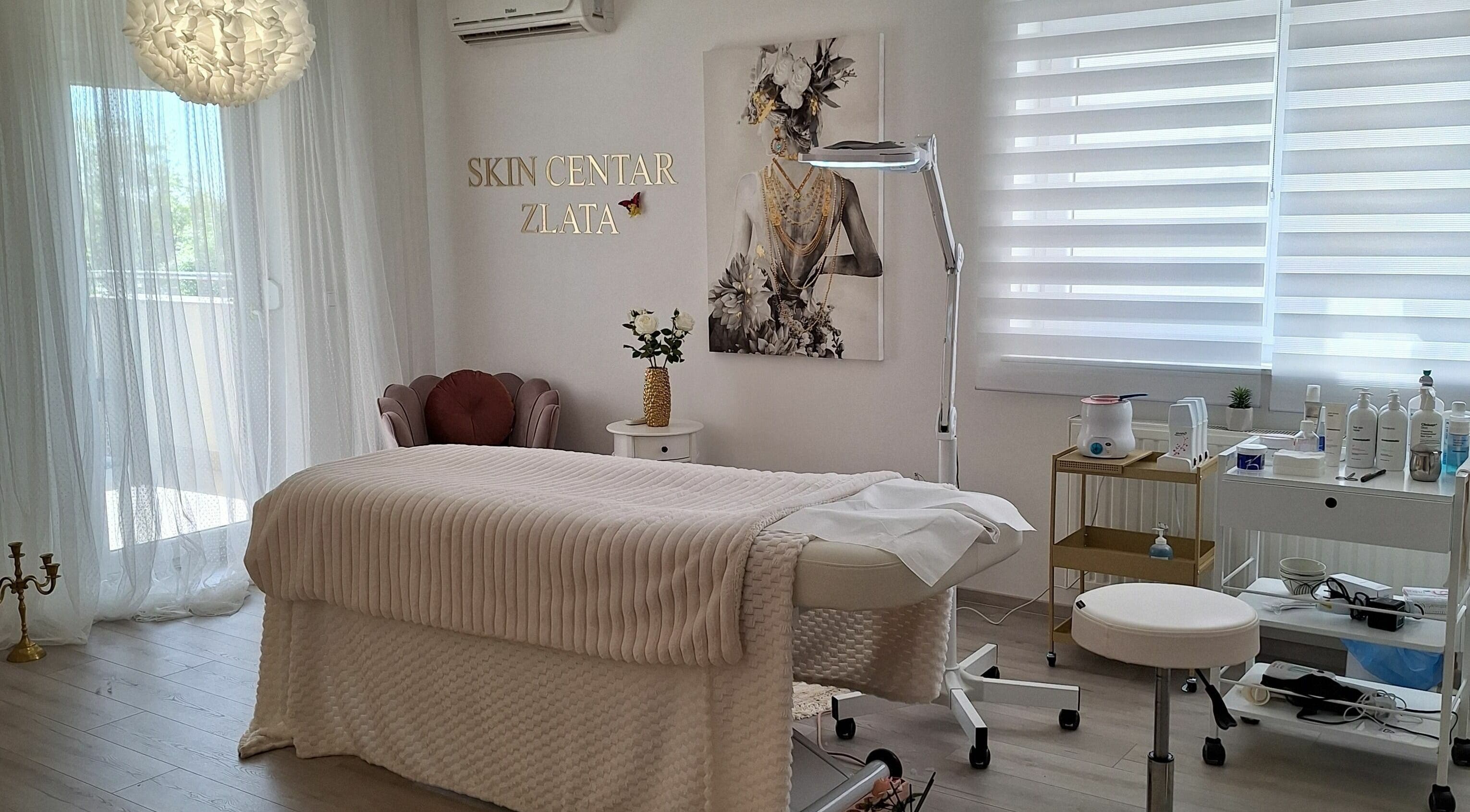Luksuzni prostor Skin Centra Zlata u Zagrebu s udobnim krevetom za tretmane za opuštanje.