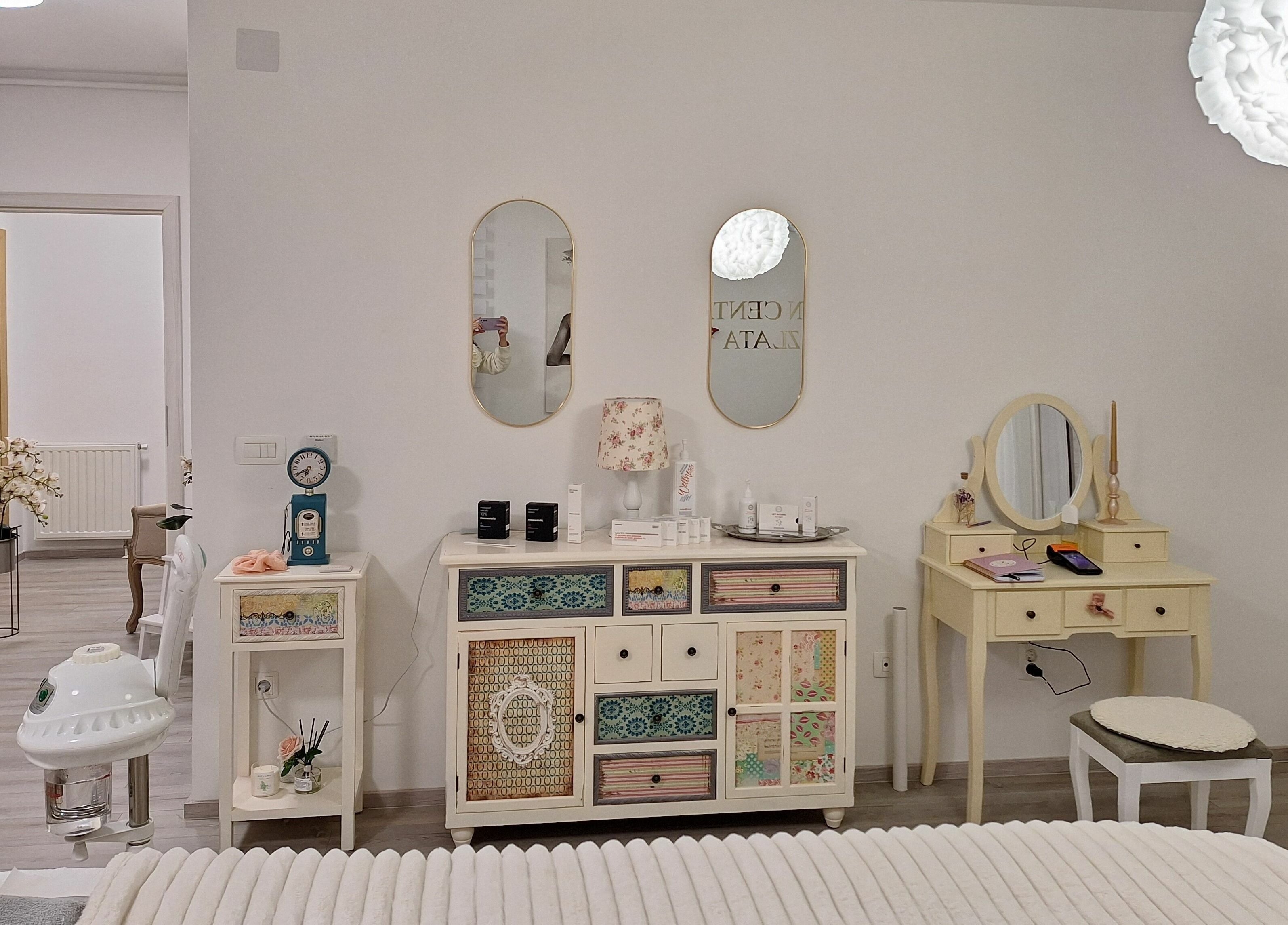 Elegant interijer u Skin Centar Zlata, Zagreb, Grad Zagreb, HR s klasičnim namještajem i opuštajućom atmosferom.