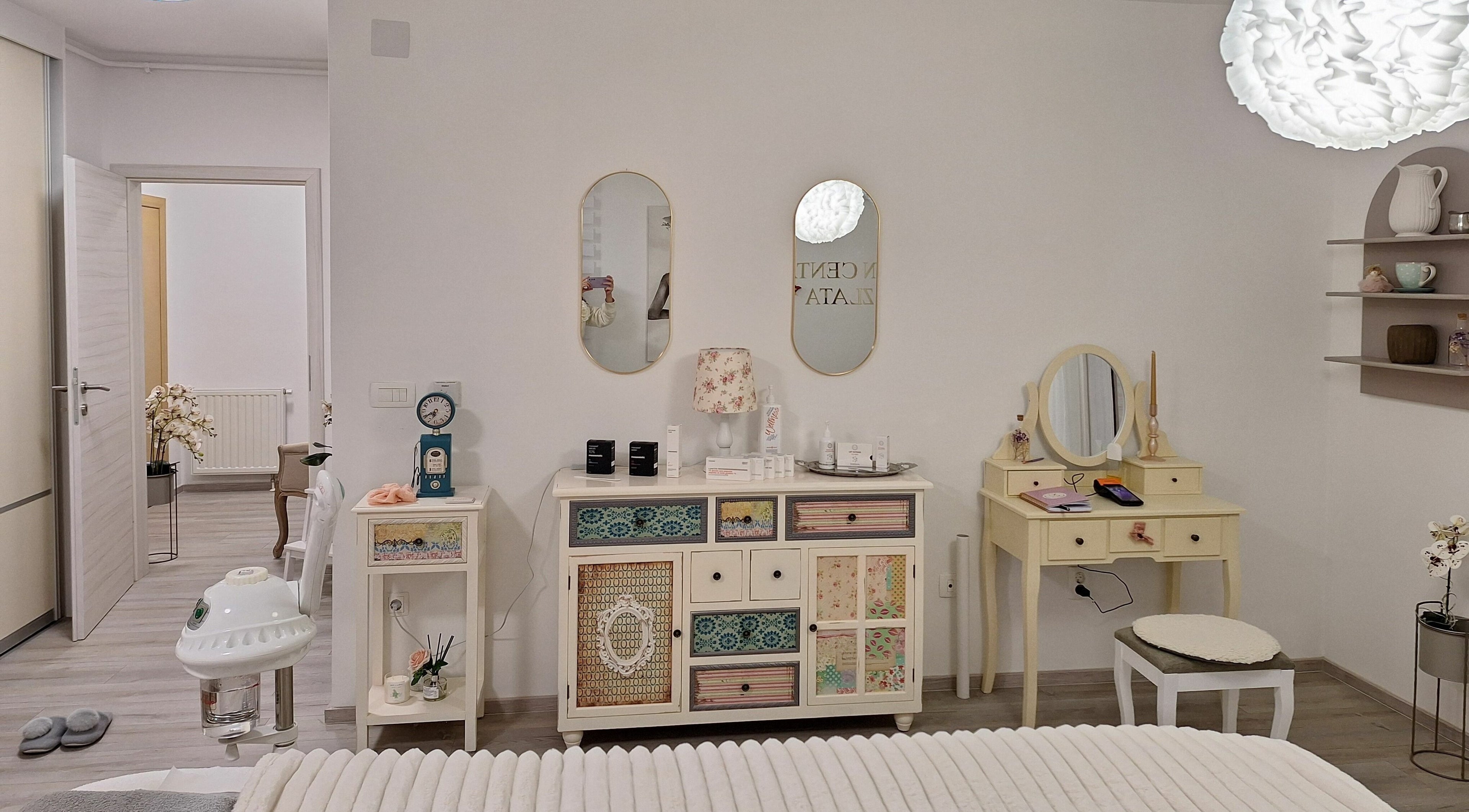 Elegant interijer u Skin Centar Zlata, Zagreb, Grad Zagreb, HR s klasičnim namještajem i opuštajućom atmosferom.