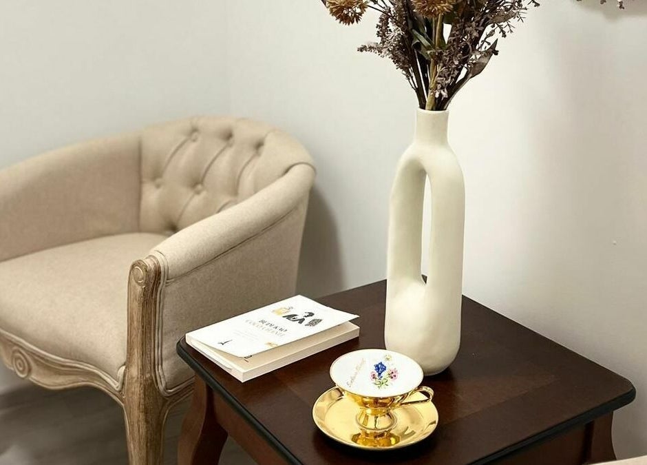 Vintage stolac i stol u Skin Centar Zlata, Zagreb, Grad Zagreb, HR, stvaraju opuštajući ambijent.