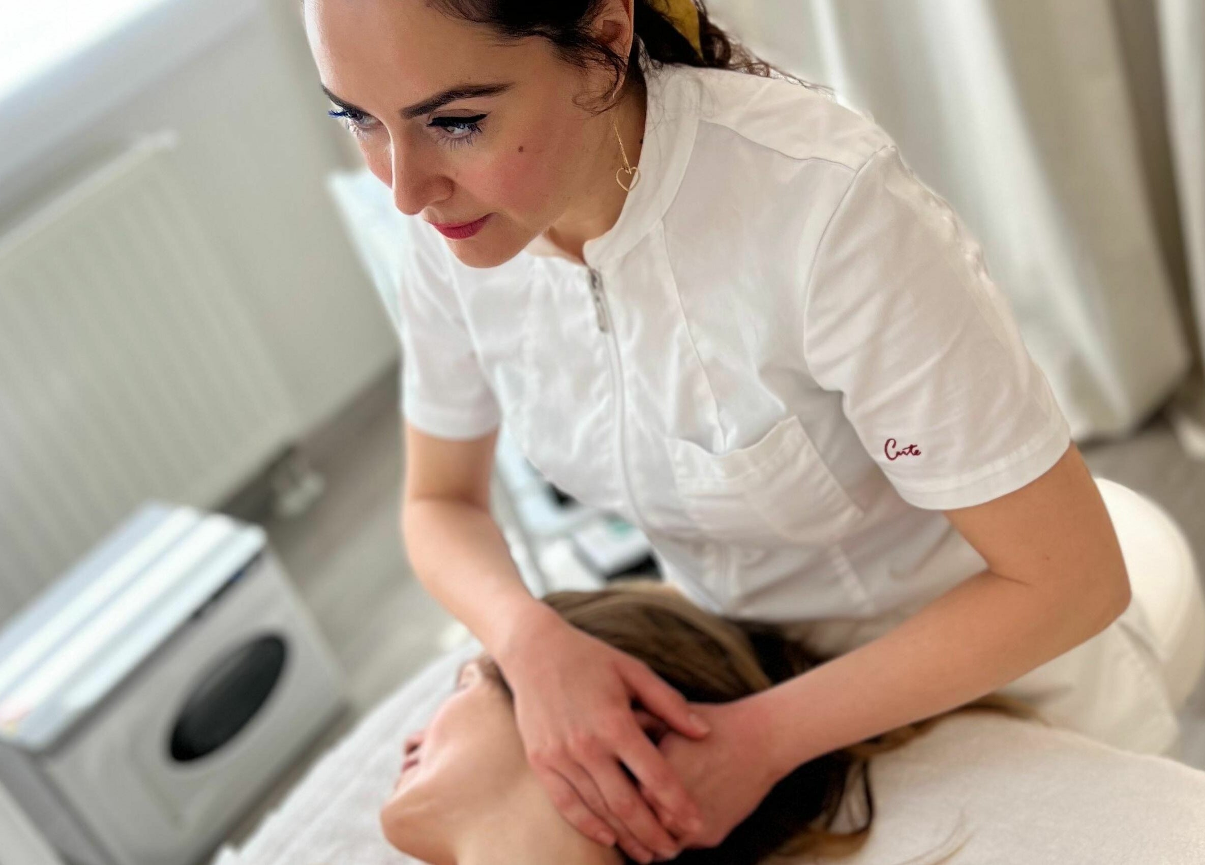 Terapistkinja u Skin Centar Zlata izvodi masažu vrata u Zagrebu, Grad Zagreb, HR.