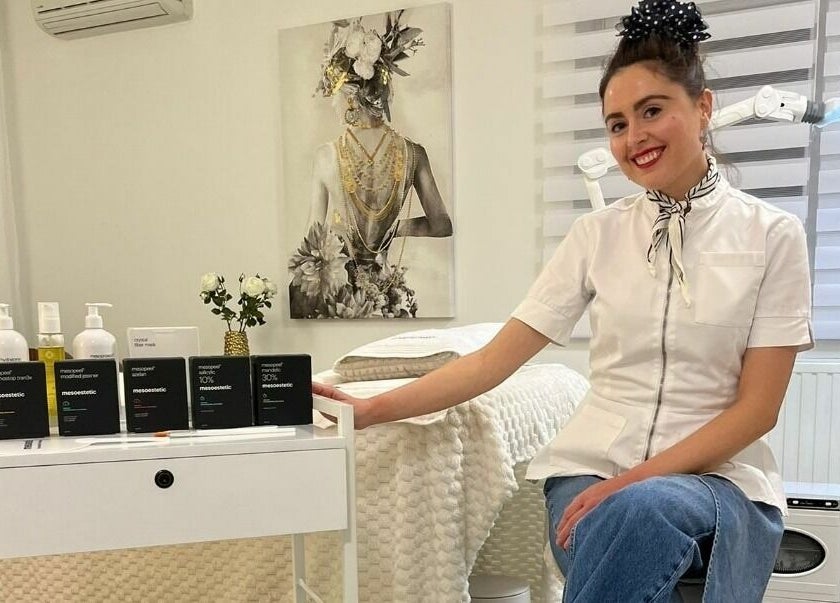 Stručnjakinja u Skin Centar Zlata, Zagreb, HR, spremna za tretman. Elegantan ambijent s profesionalnim proizvodima.