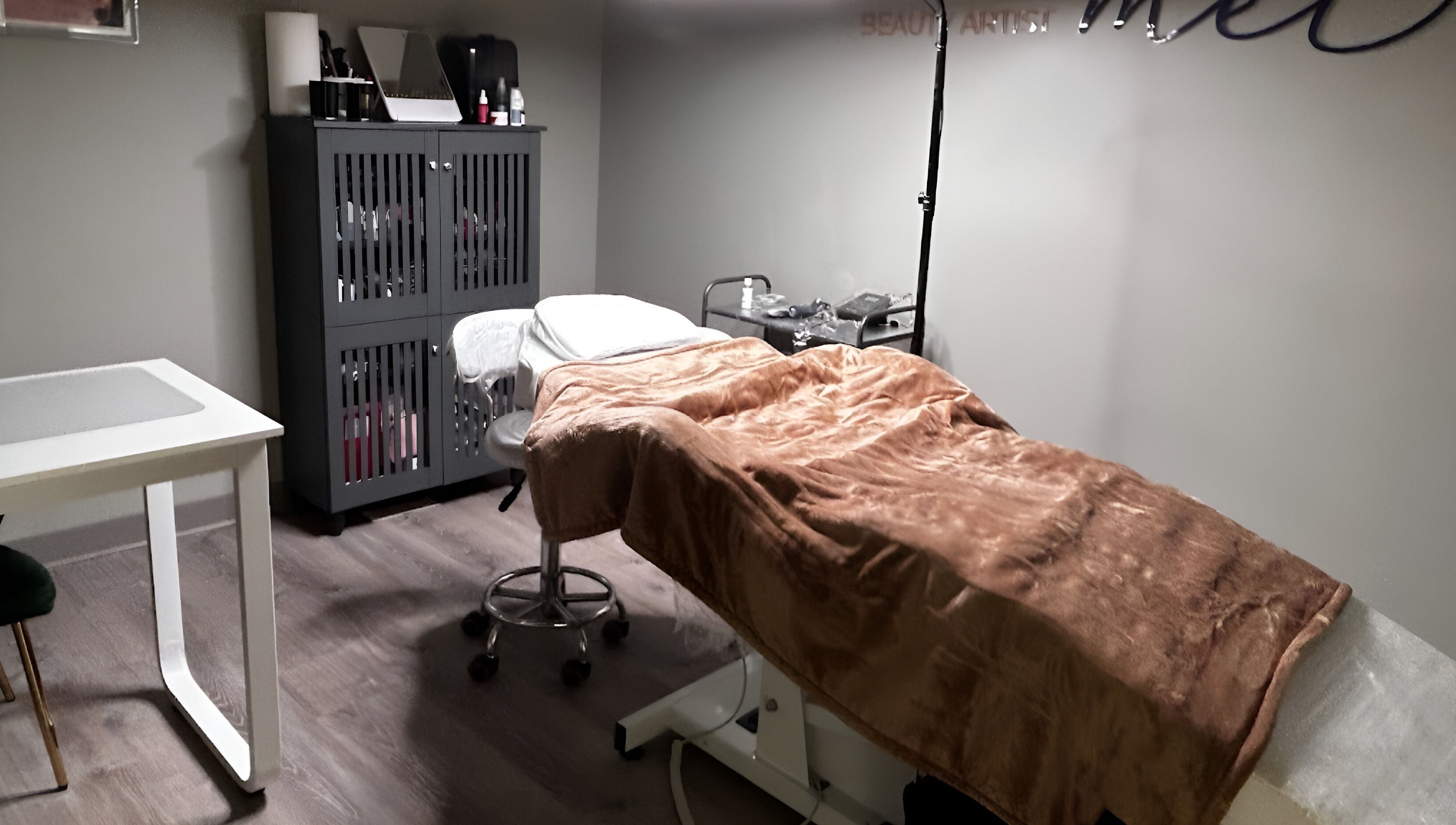 Cozy treatment room at Bonita Hub, Rolling Meadows, Illinois, US, featuring a plush massage table.